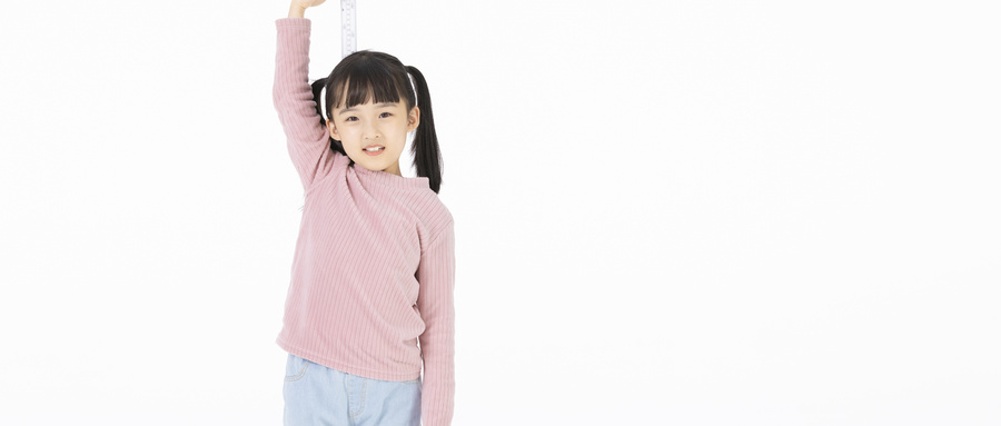 摄图网_501719375_wx_小女孩给自己测量身高（企业商用）.jpg